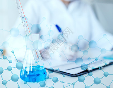 特写科学家在实验室进行测试的近距离试验药店生物学化学家药品笔记专家烧瓶研究员研究吸管图片