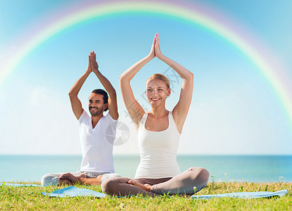 在户外做瑜伽锻炼的情侣微笑夫妻运动装活力运动培训师拉丁损失天空沉思垫子图片