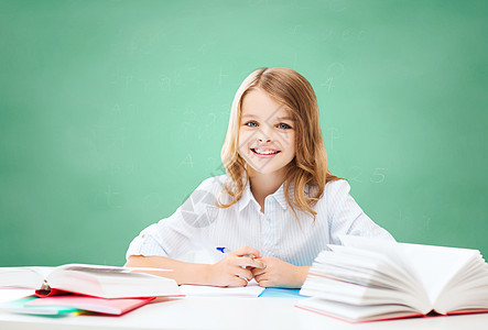 学校的书本和笔记本桌子木板瞳孔图书小学生女孩写作班级家庭作业测试图片