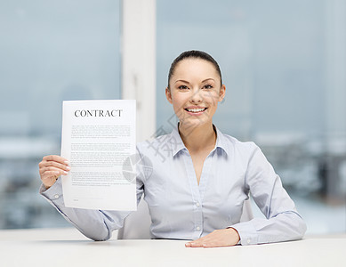 持有在职合同的幸福女商务人士企业家协议工作女士办公室员工抵押老板就业权利图片