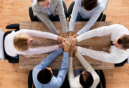紧紧的商务团队 手放在顶端会议风暴联盟人士桌子专业人员男人商业工人合作图片