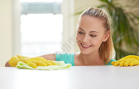 在家里厨房打扫桌子的快乐妇女清洁工手套微笑就业仆人女佣职业帮助工作家庭主妇图片