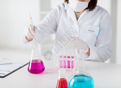 科学家在实验室做实验的近距离试验手套化学家测试试剂生物学玻璃临床生物医生烧杯图片