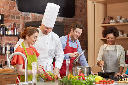 快乐的朋友和厨师在厨房做饭女朋友蔬菜微笑美食女性导师搅拌班级家庭男人图片