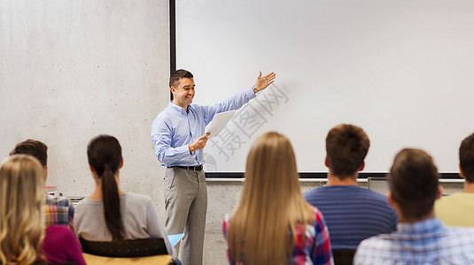 一群学生和带笔记本的微笑老师电脑女性记事本推介会知识木板学校互联网技术教育图片