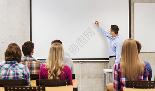 课堂上学生群体和微笑教师的组合大学推介会木板导师拉丁男人老师团队会议男孩们图片