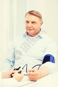 测量血压的女医生或女护士动脉咨询程序心脏病家庭考试诊所访问专家病人图片