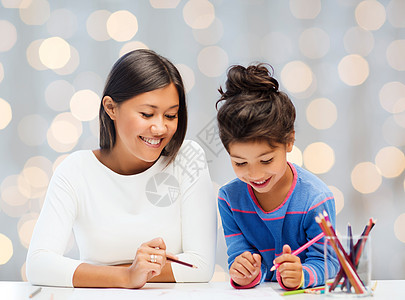 母亲和女儿用铅笔绘画女孩童年妈妈艺术家父母青少年创造力拉丁闲暇假期图片