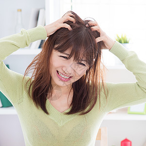 亚洲女人抓头痒图片