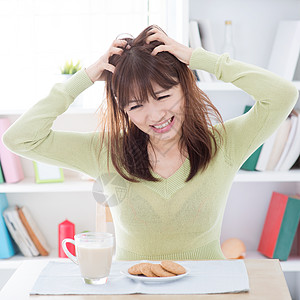 亚裔女孩对早餐感到厌烦图片