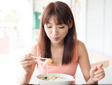 吃面面早餐饺子拉面餐厅桌子食物女士面条女孩闲暇图片素材