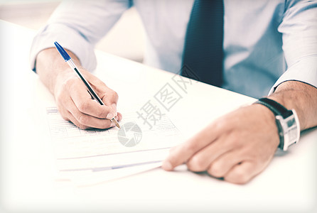 签署合同的男子老板工作协议交易商业企业家律师服务学校教育图片