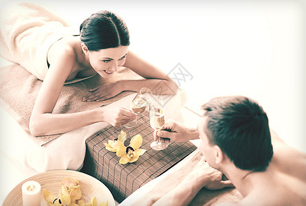 在温泉中为夫妇桌子沙龙女士夫妻周年蜜月疗法享受皮肤身体图片