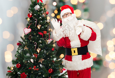 带包和圣诞树的桑塔克拉斯快乐眼镜手势礼物传统男人假期胡须季节派对图片