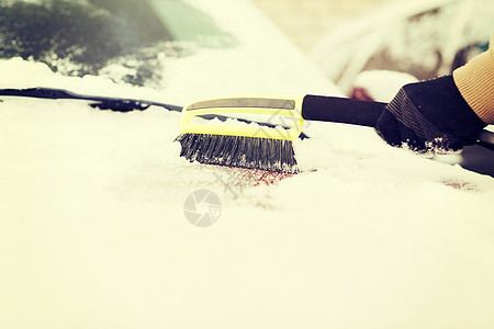 将清理车内雪雪雪的人紧闭在一起天气暴风雪车辆男性司机清扫窗户挡风玻璃季节冻结图片