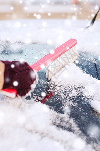 妇女从汽车中清洗雪雪工具冻结雪堆风暴暴风雪季节刷子身体挡风玻璃车辆图片