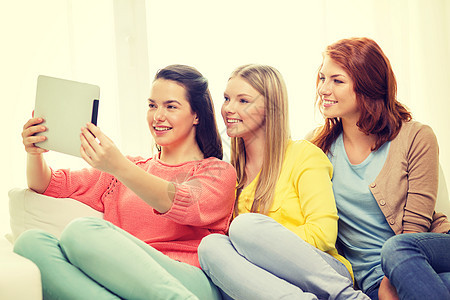 有三个笑着笑着的少女 家里有平板电脑沙发学生朋友们友谊闺蜜相机社会乐趣上网药片图片