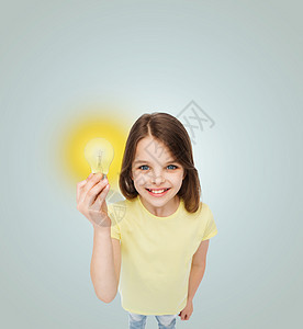 带着灯泡的笑着小女孩环境女性储蓄力量照明幽默手臂孩子经济生态图片