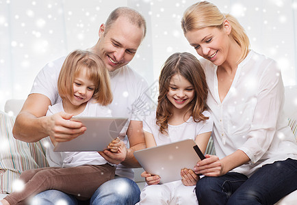 拥有平板电脑的幸福家庭闲暇技术男人孩子们父母母亲女儿们快乐女孩们父亲图片