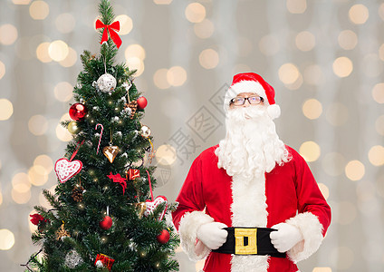 穿着圣诞树圣克劳斯装扮的人腰带季节眼镜帽子男人戏服派对传统庆典快乐图片