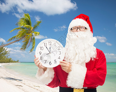 穿着圣塔钟钟的装扮的人海滩蓝色胡须棕榈旅行季节男人时间快乐假期图片