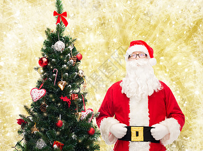 穿着圣诞树圣克劳斯装扮的人男人老年传统帽子庆典胡须假期眼镜快乐腰带图片