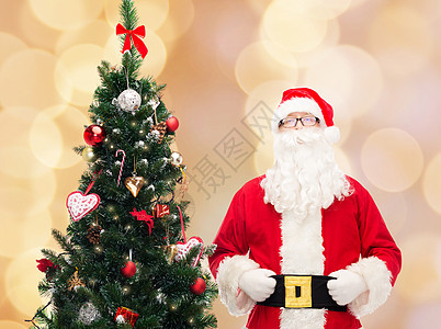 穿着圣诞树圣克劳斯装扮的人假期帽子快乐老年庆典腰带戏服胡须眼镜缺口图片