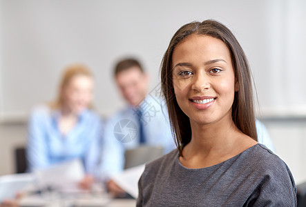 一群微笑着的商界人士在办公室开会桌子会议团队快乐经理女性商业开发商团体房间图片