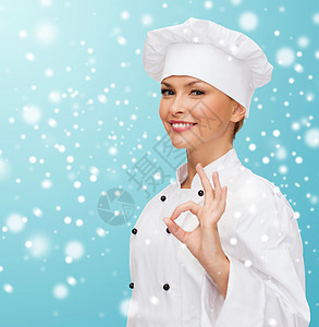 微笑的女厨师露出OK手牌手势雪花餐厅工作职业转矩拉丁蓝色帽子面包师图片
