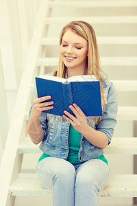 微笑着的少女读书学生文学叶子小说女士学校学习测试知识楼梯图片