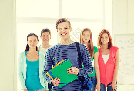 带着十几岁男孩在前边微笑的学生男孩们大学幸福女孩们同学考试教育乐趣朋友们学习图片