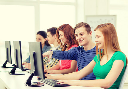 计算机班有同学的女女生学生人数男孩们电脑监视器手指女孩们女孩青少年屏幕学习团队图片