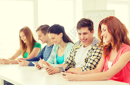 学校里带智能手机 微笑着微笑的学生团队社会同学朋友们图书馆课堂女孩互联网视频男生图片