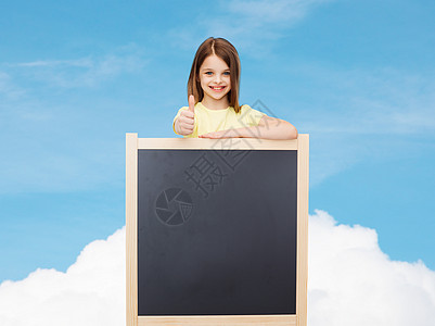 带着空白黑板的快乐小女孩手势木板天空科学知识广告牌班级学校女学生广告图片