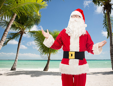 圣诞节狂欢穿着圣塔的装扮的人惊喜快乐老年眼镜假期海洋季节海滩旅行胡须背景