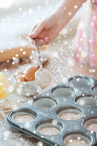 女人用面粉装满松饼的模具手工雪花推杆面包师主妇用具女性营养勺子女士图片