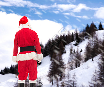 穿着圣塔的装扮的人男性腰带天空假期丘陵男人胡须惊喜雪花传统图片