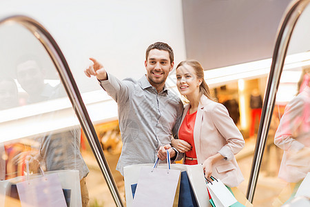 快乐的年轻夫妇和购物商场购物袋消费者夫妻购物中心顾客中心拉丁销售男人零售购物狂图片