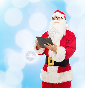 圣诞节狂欢穿着圣塔礼服的人 用平板电脑技术药片蓝色胡须男性狂欢互联网工具季节性红色背景