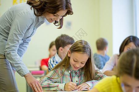 课堂上学生写字考试组数女学生小学生瞳孔教学男孩们知识同学帮助孩子们写作图片