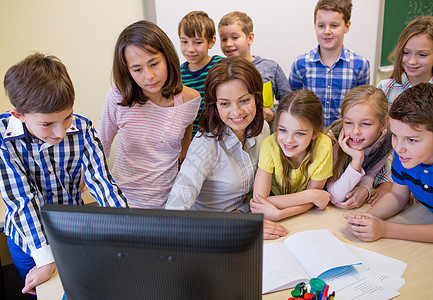 学校有教师和计算机的各类儿童群体女士微笑孩子们学习童年青春期班级男孩们小学生电脑图片