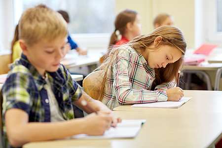 课堂上学生写字考试组数小学生青春期知识团队团体笔记本女孩孩子们男孩们女学生图片