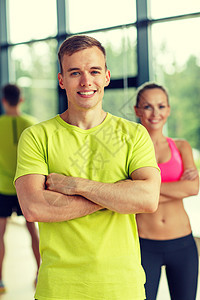 体操中微笑的男男女女讲师身体友谊男性夫妻培训师肌肉训练女士运动图片