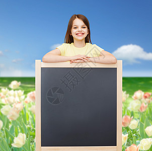 带着空白黑板的快乐小女孩广告小学生班级学生木板学习知识广告牌科学学校图片