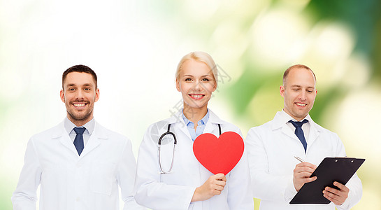 一群笑着微笑的医生 红色心脏形状机构情况从业者医务人员同事女士专家拉丁护理人员药品图片