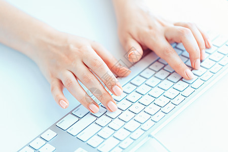 女性手或女办公室工作人员在键盘上打字商业管理人员经理白领电子产品按钮网络外设秘书编程图片
