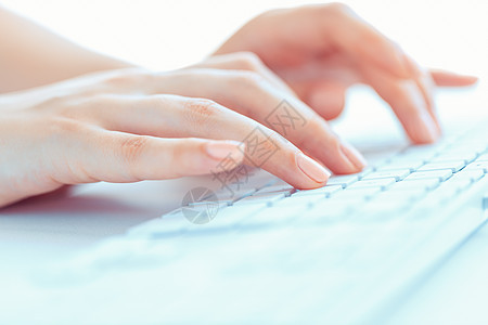 女性手或女办公室工作人员在键盘上打字笔记本互联网编程公司工人白领经理电子产品技术生意图片