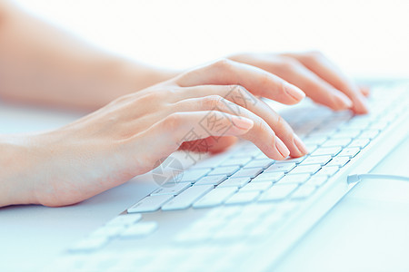 女性手或女办公室工作人员在键盘上打字秘书技术管理人员笔记本电子产品经理商业数据工人公司图片