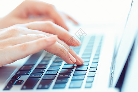 女性手或女办公室工作人员在键盘上打字编程数据技术白领电子产品工人管理人员商业秘书笔记本图片