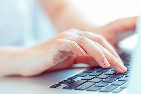 女性手或女办公室工作人员在键盘上打字经理生意按钮电子产品工人笔记本数据管理人员技术公司图片